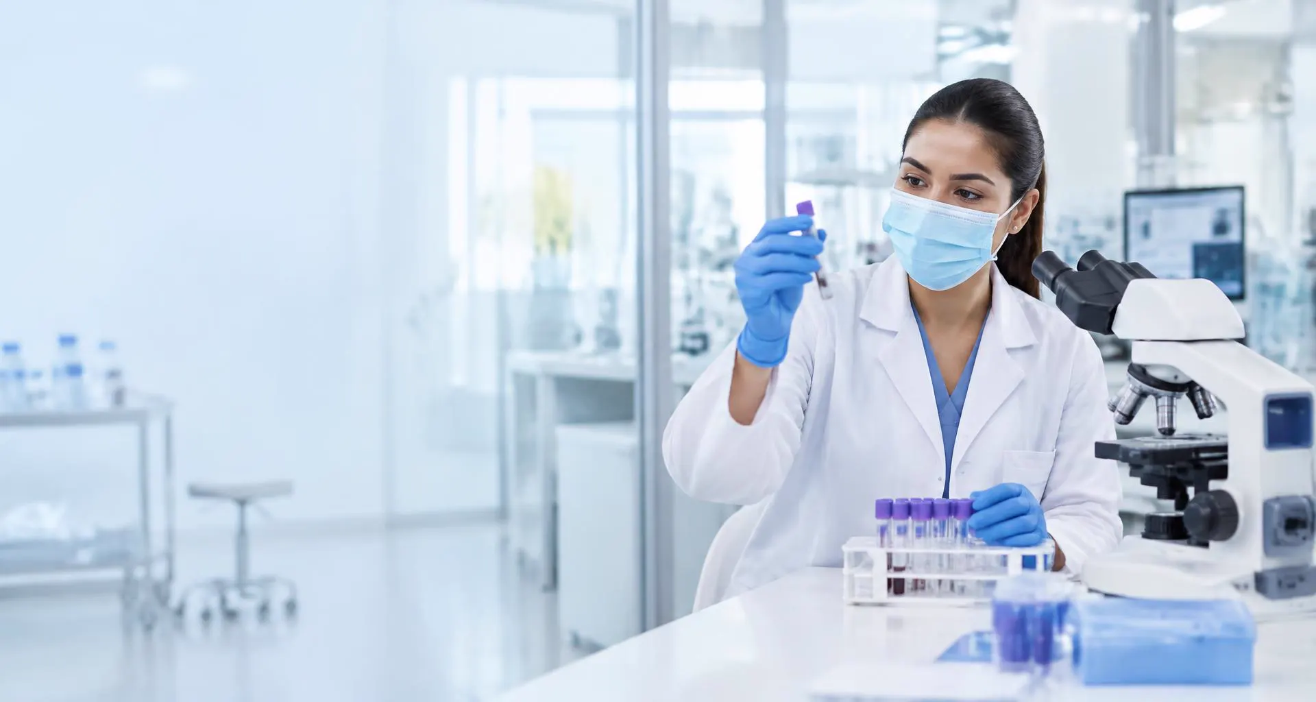 Imagen ilustrativa de una profesional en un laboratorio clínico; no corresponde al equipo del laboratorio